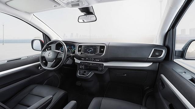Großzügiges Cockpit, wenig Ablagen
