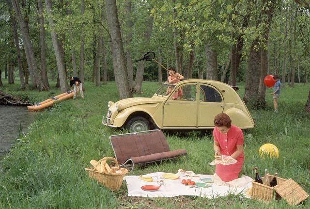 Im Oktober 1948 wird der Citroen 2 CV mit Zweizylinder-Boxer-Motor auf dem Pariser Automobilsalon präsentiert; das ungewöhnliche Konzept des minimalistischen, aber komfortablen Autos polarisiert