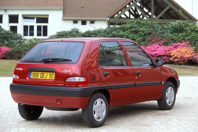 Nachfolger des AX wird 1996 der Saxo, der eng mit dem Peugeot 106 verwandt ist