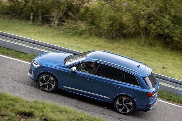 Auf deutlich über fünf Meter erstreckt sich das große SUV von Audi