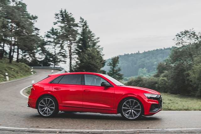 Außerdem spendiert Audi den SQ-Modellen von Nummer 7 und 8 dann auch noch eine aktive Wankstabilisierung, welche die Seitenneigung der Schwergewichte reduziert, was der Kurvendynamik zuträglich ist