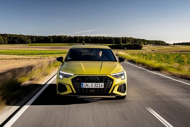 Riesiger Kühlergrill, feine LED-Tagfahrlichter - bereits optisch verspricht der S3 ein gehobenes Leistungsniveau