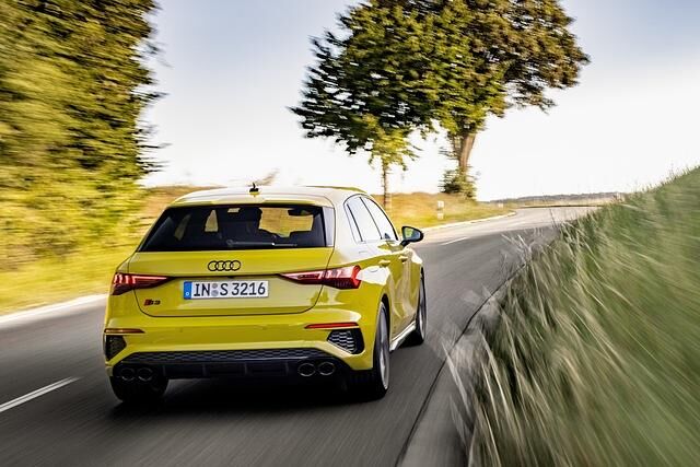 Dank des Quattro-Antrieb krallt sich der Audi S3 in den Asphalt, der Vierzylinder knurrt dazu kernig