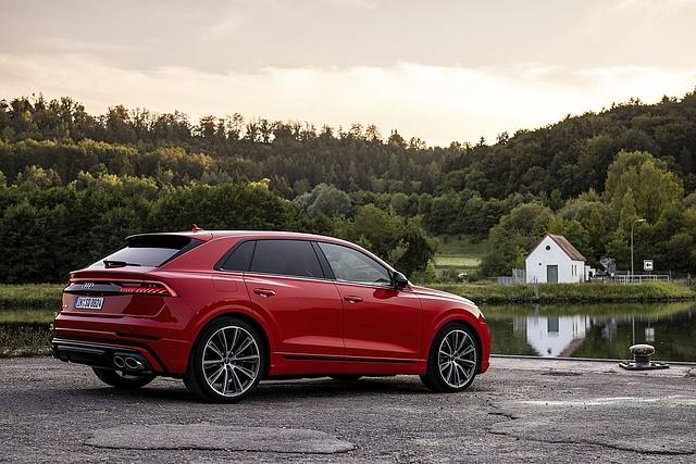 Der Audi SQ8 TFSI steht im Herbst beim Händler