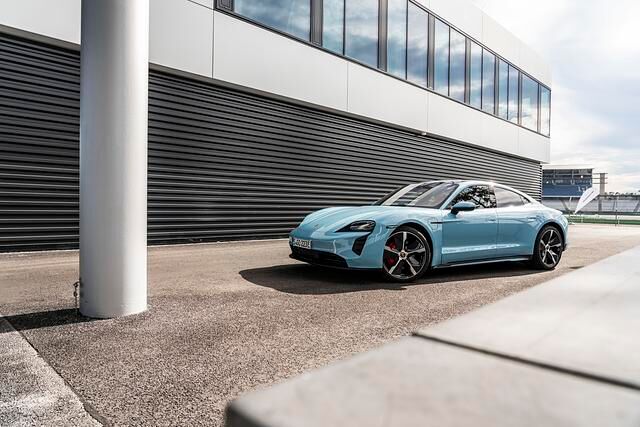 Der Porsche Taycan 4S kostet mindestens 103.000 Euro