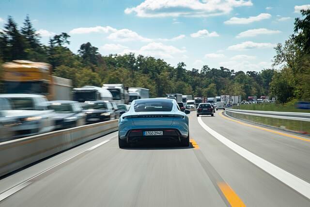Autobahn, Landstraße oder im Stop-and-Go der Großstadt: Das Elektromonster von Porsche erweist sich als luxuriöses und souveränes Fortbewegungsmittel