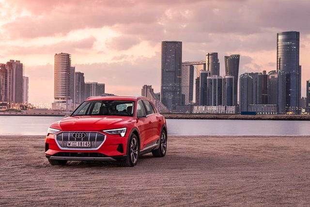 <h3 class='text-lg font-medium md:text-xl md:font-semibold'>Platz 1: Audi e-tron</h3><p class="MsoNormal">Der Audi e-tron ist das erste rein elektrische Fahrzeug der Ingolst&auml;dter Autobauer. Zwei E-Motoren leisten zusammen 408 PS und bringen den Elektro-Sportler 417 Kilometer weit. Marktstart war Ende 2018, preislich beginnt der E-Audi bei knapp 80.000 &euro;.</p>