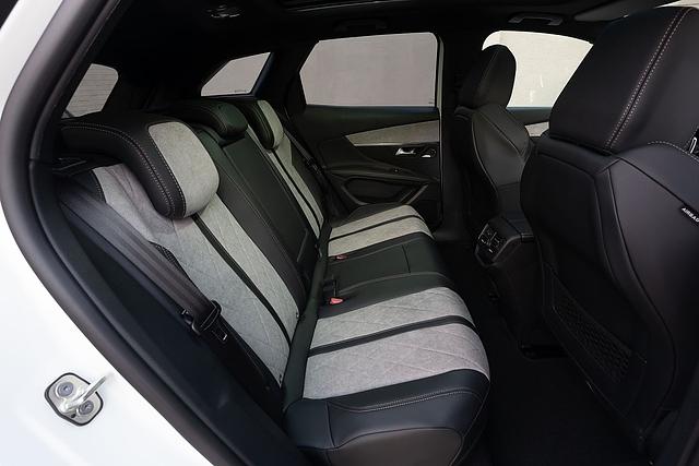 Hinten bietet der Peugeot 3008 Hybrid4 vernünftig Platz
