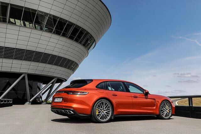 Hinten tragen jetzt alle Panamera-Modelle das für Porsche inzwischen typische durchgehende Leuchtenband
