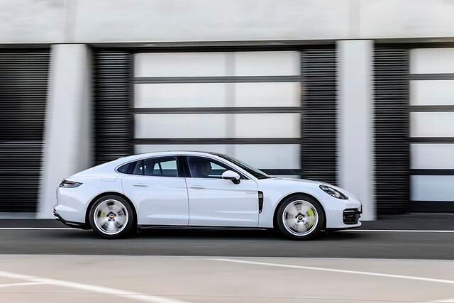 Beim Panamera 4S E-Hybrid arbeitet ein 2,9-Liter-V6-Biturbo (440 PS) zusammen mit einem ins Doppelkupplungsgetriebe integrierten E-Motor (136 PS), was eine Systemleistung von 412 kW/560 PS ergibt