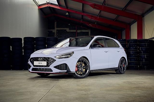 Der Hyundai i30 N bekommt ein Facelift verpasst, was man auch an der neuen Tagfahrllicht-Signatur erkennen kann