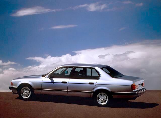 BMW besetzte mit der 7er Baureihe (E32) in den deutschen Verkaufscharts nun erstmals die Pole Position in der Oberklasse