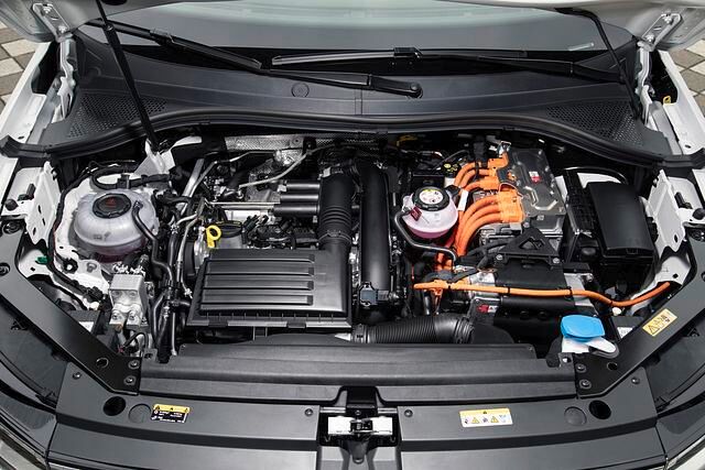 1,4-Liter-Turbobenziner (110 kW/150 PS) trifft einen E-Motor mit 85 kW/115 PS. Zusammen kommen sie auf stolze 180 kW/245 PS und sorgen für 400 Newtonmeter Durchzugskraft