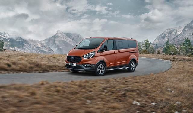 Die achtsitzige Großraumlimousine Tourneo Active soll sich dank mLSD gefahrloser auf eher kritischem Belag bewegen können