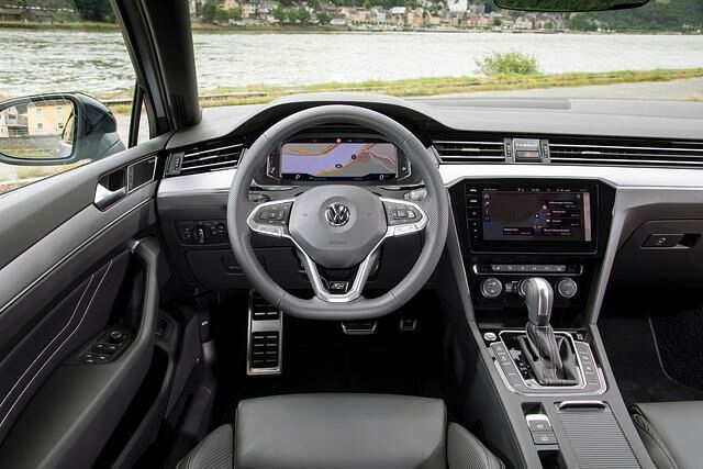 Dass der Innenraum trotz immerhin schon sechs Jahren Bauzeit nicht altbacken wirkt, liegt an der gelungenen Integration des neuen Infotainment-Systems