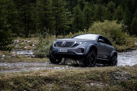 Mercedes EQC 4x4 hoch 2 - Sauber in den Schmutz