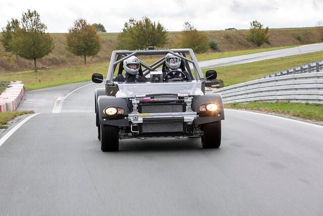 Dank seines gut 400 PS starken Allradantriebs soll das Rolling Chassis den 100-km/h-Sprint in weniger als fünf Sekunden abhaken können
