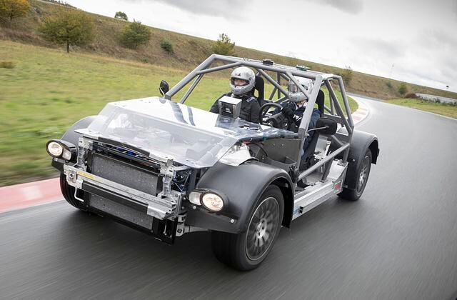 Obwohl ein Zweisitzer, soll das Rolling Chassis ein großes SUV simulieren