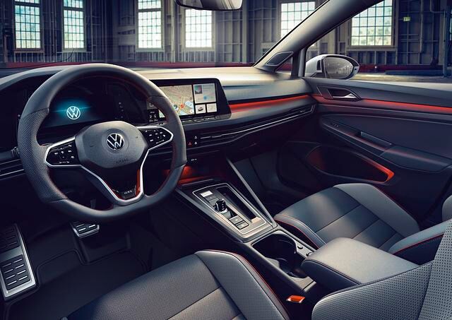 Sportlich und aufgeräumt präsentiert sich der Arbeitsplatz im VW GTI Clubsport