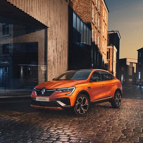 Das SUV-Coupé Arkana wird es mit Voll- und Mild-Hybridantrieben geben