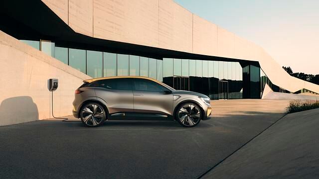 Mit bis zu 130 kW Gleichstrom soll sich die 60 kWh große Batterie des Mégane eVision aufladen lassen