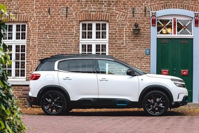 Am vorderen Kotflügel weist ein blaues "h" auf den Hybridantrieb des PHEV-C5 hin