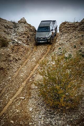 Der Pickup kann, fein dosierbar mit sensibler Lenkung, Gas und Bremse bedient, auch mit Klettermaxen wie Defender, G-Klasse oder dem hauseigenen Land-Cruiser mithalten