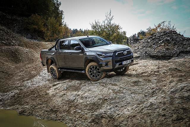 Im schweren Gelände beweist der Hilux, warum gerade Abnehmer im Dschungel, Gebirge oder der Wüste auf den Toyota schwören