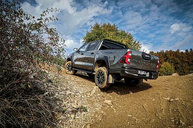 Der Hilux mag die Kampfsau geben; und auch dieses Versprechen hält er – im einfachsten „Duty“-Basisdiesel mit Allrad schon für weniger als 30.000 Euro
