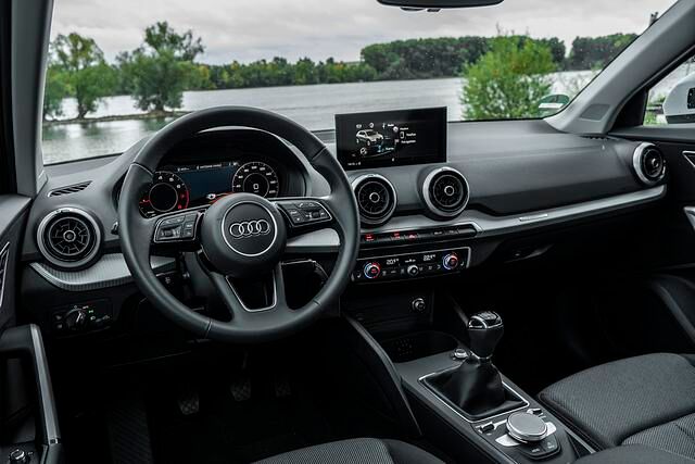 Serienmäßig an Bord sind jetzt LED-Scheinwerfer, das Infotainment MMI Radio plus mit DAB+, Bordcomputer, elektrisch verstellbare und beheizbare Spiegel, zwei USB-Anschlüsse, fürs knackigere...