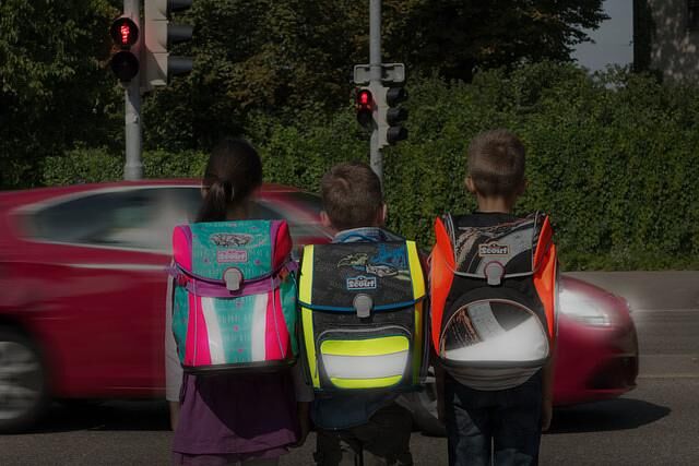 Ratgeber: Sicherer Schulweg im Dunkeln  - Sichtbar machen und Gefahren besprechen 