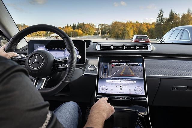 Die Bedienung ist eingängig, geschieht aber nicht nur per Touchscreen