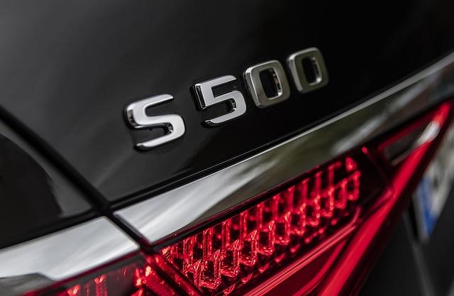 Die Mercedes S-Klasse 500 4Matic hat 320 kW / 435 PS