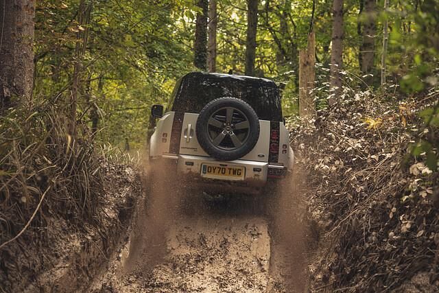 Seine wahren Stärken kann er eben noch besser mit der klassischen Federung ausreizen. Und die macht ihn dann zum „leistungsfähigsten Geländewagen seiner Art“, wie Land Rover sagt