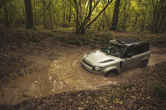 Vor dem Abstecher ins Unwegsame wird das Testmobil gewechselt. Umsteigen in den Defender mit der serienmäßigen Stahlfederung