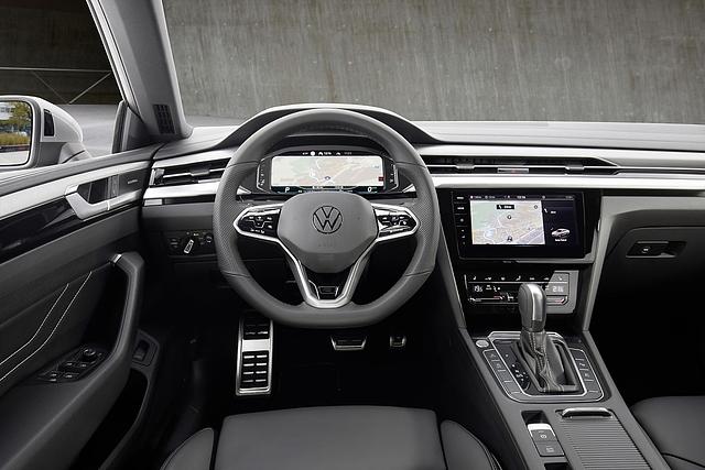 Bekanntes VW Cockpit mit virtuellen Instrumenten und einem Touchscreen in der Mittelkonsole