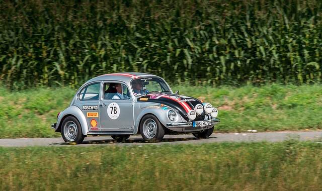 Und dann gab es noch die beiden 99 kW/135 PS starken Rallye- und Kraft-Käfer 1302 S „Salzburg“ und „Theo Decker“, die einen legendär brabbelnden Boxersound auf Straße und Rallyepiste zum Besten gaben