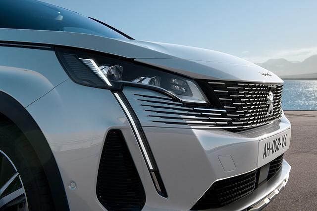 Auch dem 3008 hat Peugeot jetzt Vampirzahn-LED-Tagfahrlichter verpasst
