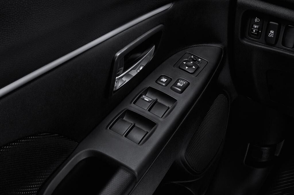 Mitsubishi ASX (Baujahr 2011) Invite 5 Türen Bedienungselemente Tür