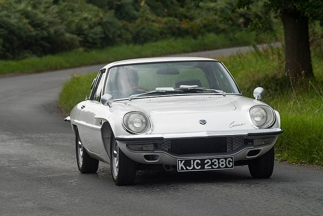 Im Mai 1967 ging der Mazda Cosmo Sport 110 S als weltweit erstes Serienfahrzeug mit Zwei-Scheiben-Kreiskolben-Motor in Serie