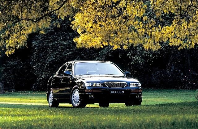 Der Motor des Mazda Xedos 9 1995 operiert im Miller Zyklus