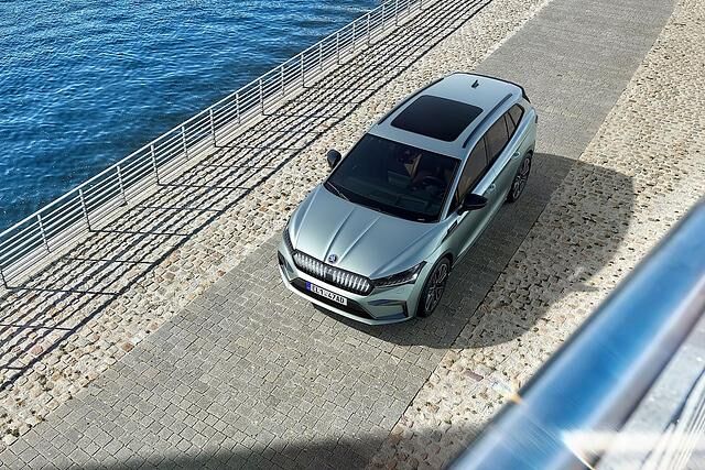 Die Höchstgeschwindigkeit beläuft sich beim Topmodell Skoda Enyaq vRS auf 180 km/h, der Rest muss sich mit 160 km/h begnügen