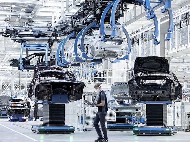 In der Mercedes Factory 56 werden fahrerlose Transportfahrzeuge eingesetzt