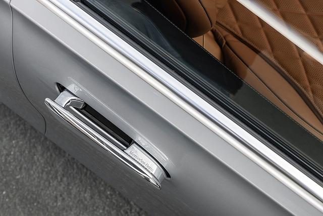 Die Türgriffe fahren elektrisch aus, wenn sich der Fahrer mit dem Schlüssel nähert oder über die Außenfläche des Türgriffs gestrichen wird.