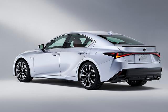 Die vierte Generation des Lexus IS bekommt ein durchgehendes Rückleuchtenband
