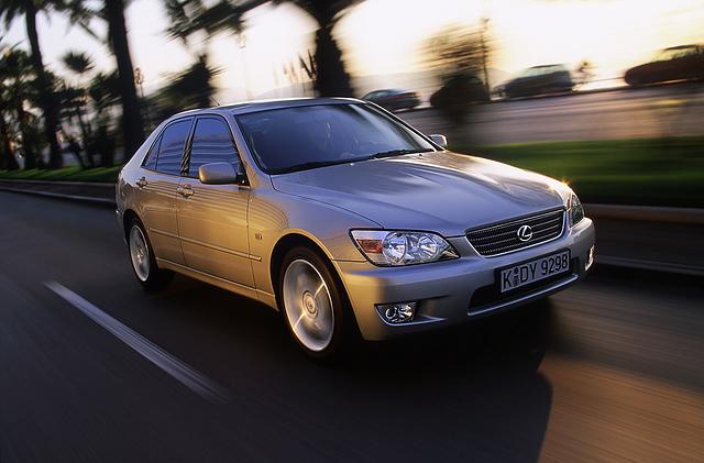 1998 brachte Lexus die erste Generation des IS auf den Markt. Die Mittelklasse-Limosuine sollte gegen BMW 3er und Audi A4 antreten