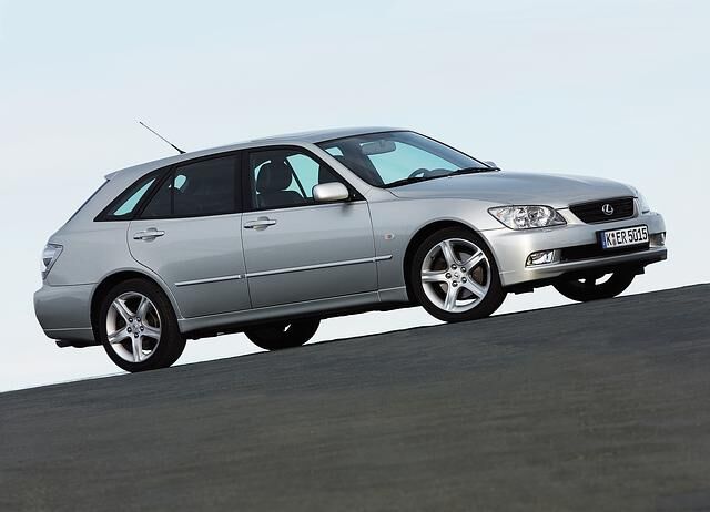 2001 stellte Lexus dem ersten IS die Kombiversion SportCross zur Seite. In den darauffolgenden Generationen gab es keinen Nachfolger des Kombi mehr