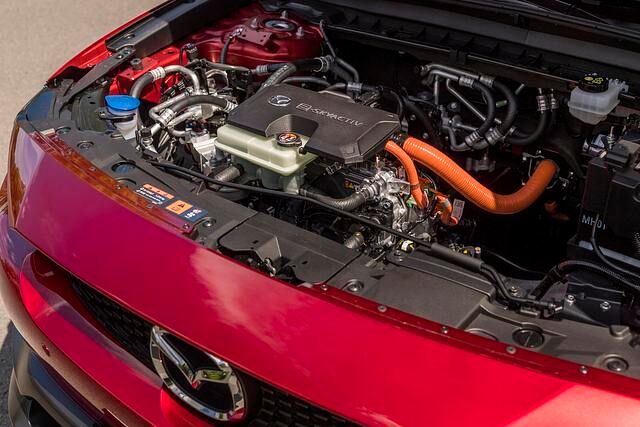 Was man aus dieser Perspektive nicht erkennt: Der Elektromotor und die Nebenaggregate füllen den Motorraum nicht ansatzweise aus