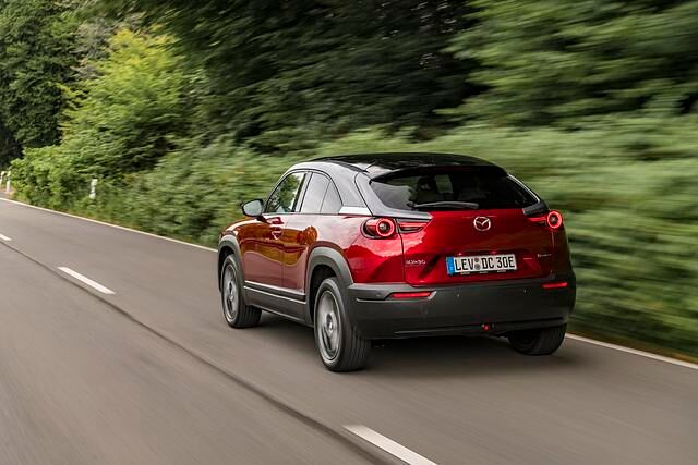 Fast wirkt der Mazda MX-30 wie ein Zweitürer, da sich die Türgriffe der hinteren Portale innen verstecken
