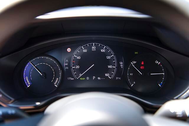 Das Cockpit des MAZDA MX-30 bietet einen Mix aus analogen Instrumenten und einer Displayanzeige